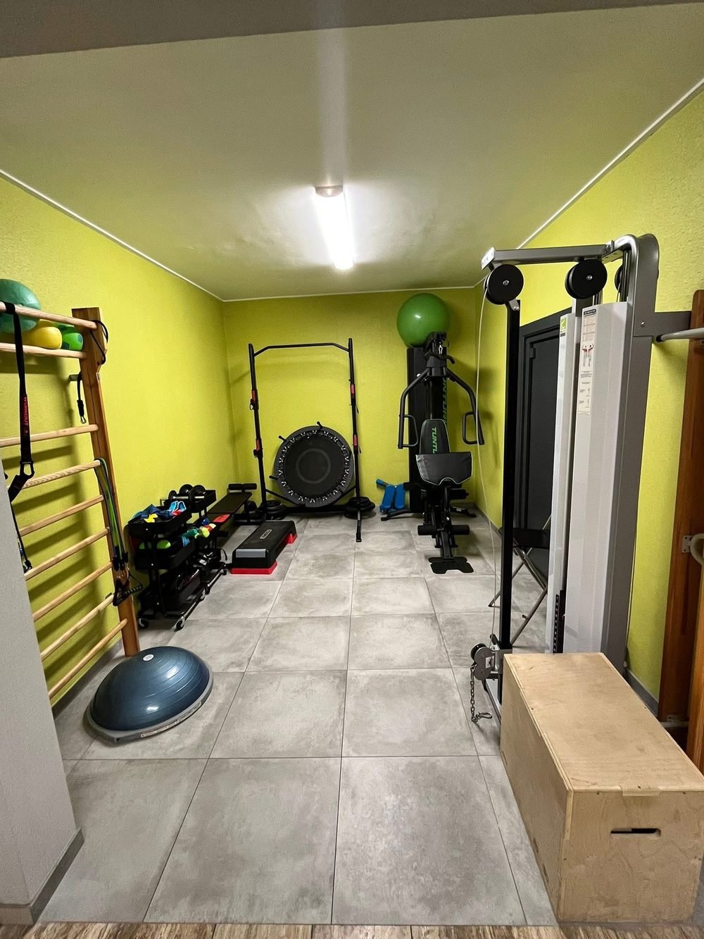 Salle de rééducation équipée du cabinet de kinésithérapie à Paliseul : espalier, banc de musculation, BOSU, tour de musculation